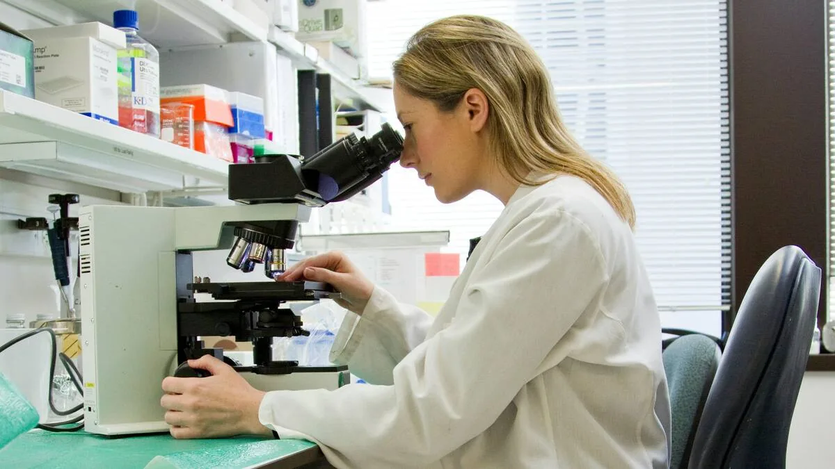 5 Reasons BioLongevity Labs is a Top Research Peptide Company in the USA 1 A peptide synthesis lab technician looks into a microscope